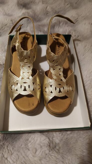 Γυναικεία είδη Υπόδησης: Σανδάλια.

Πολύ άνετα και μαλακά. Μέγεθος 38 — 1