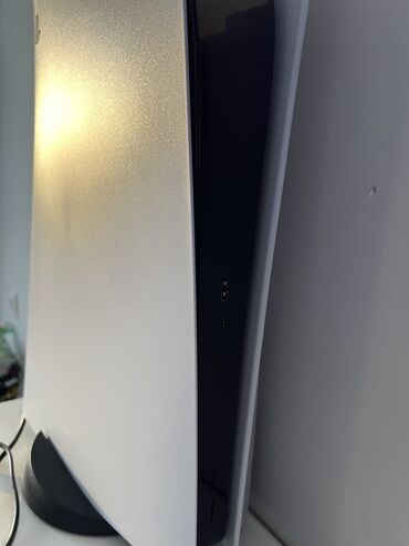 адаптер для монитора: Игровая консоль Sony PlayStation 5 (версия с дисководом). В комплекте