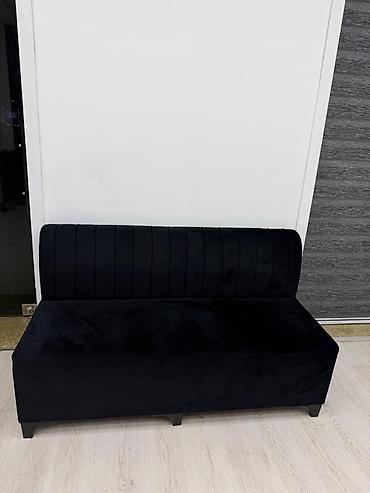 işləmiş divan: Gözəllik/salon mebeli dəsti Tərkib: - Qara rəngli, yumşaq parça üzlü — 1