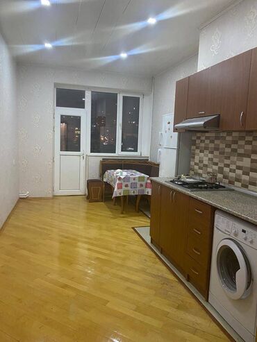 Uzunmüddətli kirayə mənzillər: Mənzil kirayə verilir. İnqilab, 3 otaq 138 kv 17.3 mərtəbə — 6