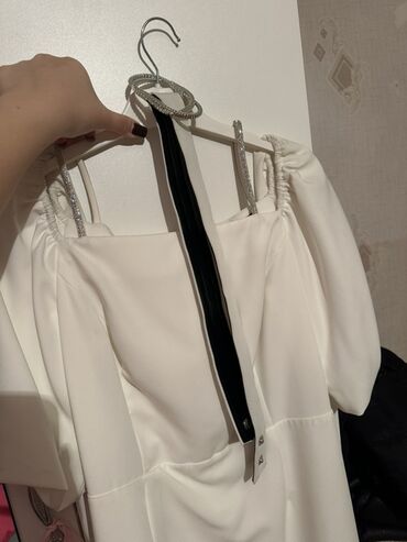 детский костюм эльзы: Ağ rəngli zərif qadın donu - Model: kvadrat yaxalı, qısa puff-şalvar