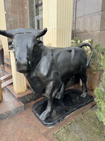 Другой декор и предметы интерьера: Продаю скульптуру быка из стекловолокна Размер длина 185см и высота