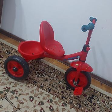 Velosipedlər: Uşaq üçtəkərli velosipedi – qırmızı rəng Xüsusiyyətlər: - 3 təkərli — 2