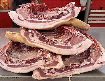 Свинина: СВИНИНА

猪肉。家养猪肉，非常美味。每天都有新鲜猪肉供应。

现有以下部位：
	•	后腿肉
	•	前腿肉
	•	猪排和排骨
	•	五 — 1