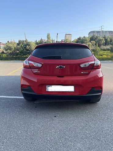 Chevrolet: Chevrolet Cruze Hatchback – Qırmızı rəng Model: Chevrolet Cruze — 2