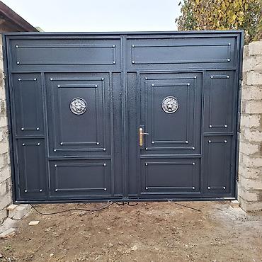 Metalkonstruksiya darvaza – dekorativ relyefli panel dizaynı və