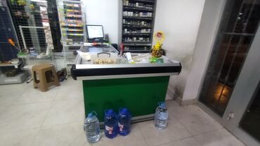 Mağaza avadanlığı: Yaşıl rəngli, təkərli, metal və plastikdən hazırlanmış bu kassa masası