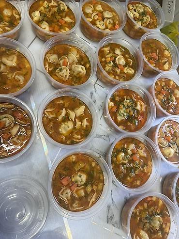 Требуется официантки и помощники повара в не большой кафе график