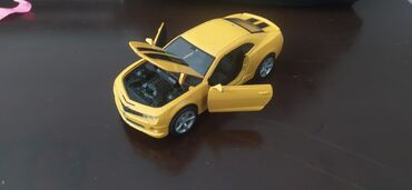 Модели автомобилей: Желтая коллекционная модель автомобиля Chevrolet Camaro. У модели