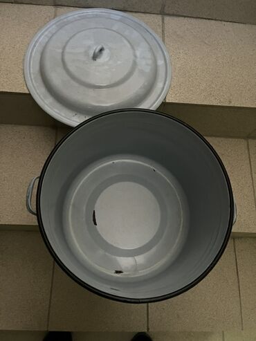 кастрюли алюминиевые: Эмалированная большая кастрюля с крышкой. - Материал: сталь с