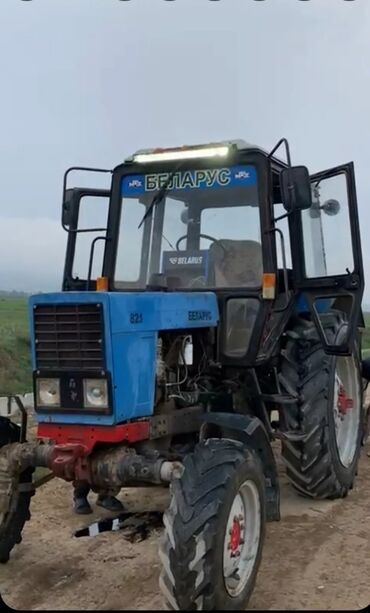 Тракторы: Продается трактор с комплектом 
Мтз 82,1
Год 2005
 цена 1млн,300тыс
