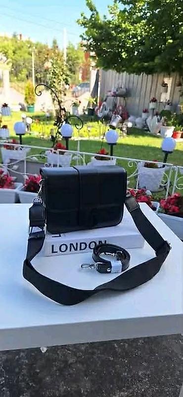 prstenje zlatno: Ženska crossbody torba sa slovom “M” na preklopu - Materijal — 2