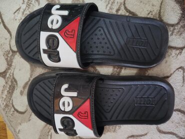 JEEP loqosu ilə bəzədilmiş qara rəngli uniseks slaydlar. Ağ və qırmızı