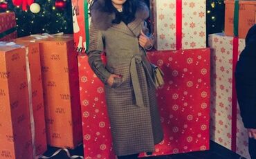 toxunma yun donlar: Zərif qadın palto - Model: Uzun, kəmərli qadın palto - Parça: Xırda