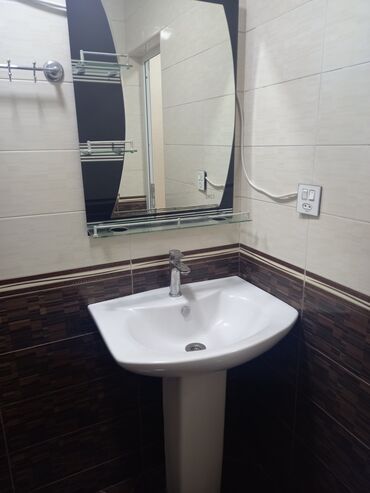 Bayraqlar: Postamentli hamam rakası, keramikadan hazırlanmış ağ rəngli daxili