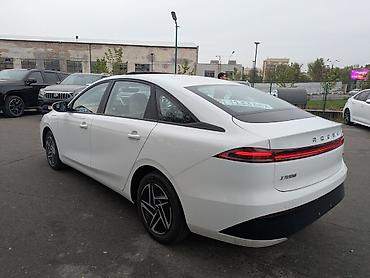 Roewe: Roewe i6: 2026 г., Автомат, Электромобиль, Седан — 5