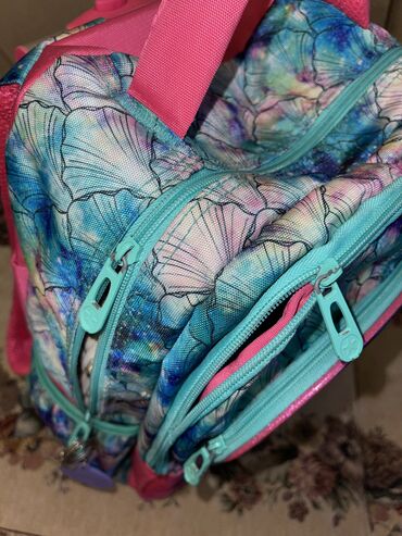 Çantalar: Mektebli çantasi ve yemek çantasi. Dest sekilde satilir. Sentyabrda — 12