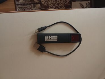 телефон fly e: USB şarjlı lazer göstəricisi - Kompakt, qara korpuslu lazer