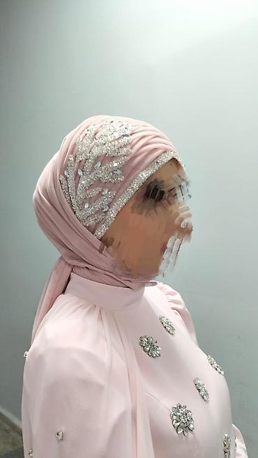 Qadın geyimləri: Zərif pudra rəngli daş işləməli hicab. 1 dəfə toya geyinilib. Təzə — 2