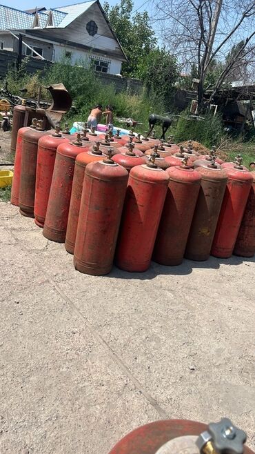 метановый балон: Газовые баллоны красного цвета, предназначенные для хранения и