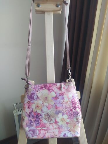 летняя сумка: Продаю новую летнюю сумку в цветочном принте