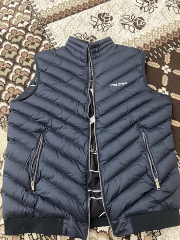 продаю спортивные костюмы: Продается жилетка Armani exchange!!
Размер не подошел