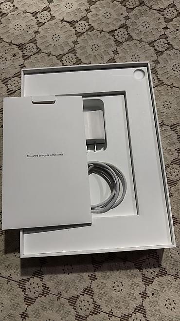 ipad air 11 m3: Apple iPad Air planşeti, açıq mavi rəngdə, incə və yüngül korpus — 4