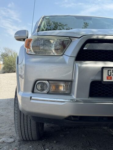 машина самара: Внедорожник Toyota 4Runner серебристого цвета, представленный на