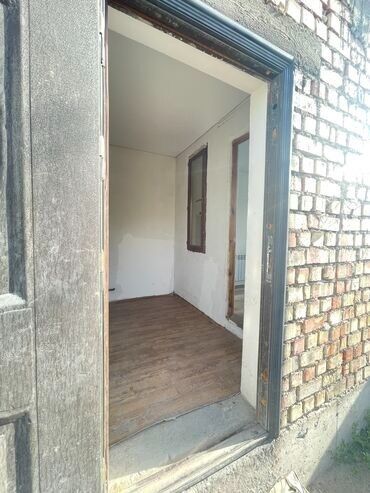 сдаю дом на длительный срок рядом просп жибек жолу бишкек: 40 м², 2 комнаты, Подвал, погреб, Забор, огорожен