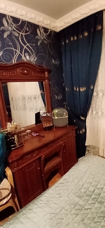 işlənmiş mebellər: Yataq dəsti satılır. 6 qapılı dolab güzgülü termo, 2 tumbası