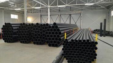 Трубы для водопровода: Партия черных пластиковых труб, подходящих для различных строительных