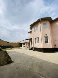 туалет домик: 250 кв. м, 7 бөлмө, Брондолгон эшиктер, Унаа токтотуучу жай, Жылытылган