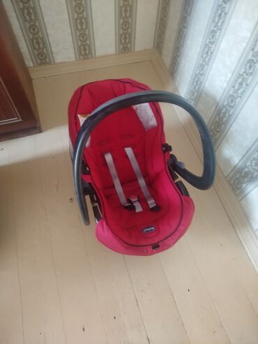 Avtokreslolar: Çicco firmasının qırmızı rəngli uşaq avtomobil oturacağı. Bu