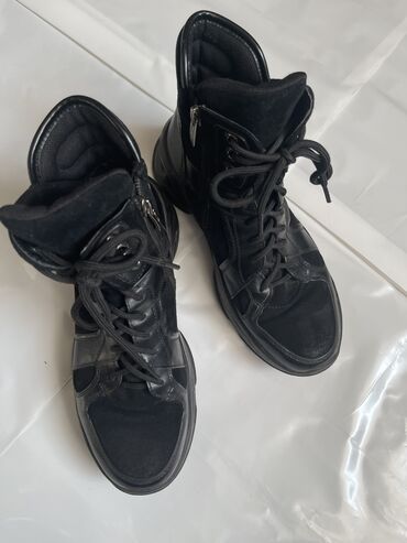 обувь мужской 41: Ботинки женские 38р
Кара-Балта, самовывоз