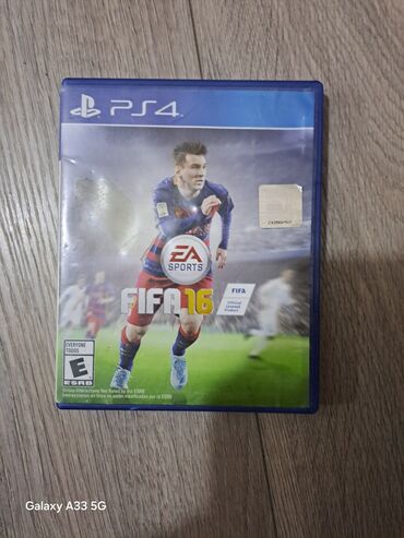 xarici hard disk: Bu, PS4 üçün "FIFA 16" video oyunudur. Oyunun üz qabığında Lionel