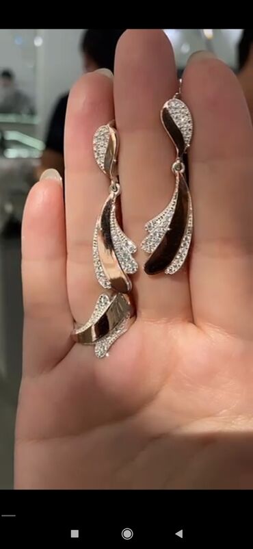серебрянные серьги и кольцо: Серебро под золото 925 пробы Камни фианиты Размеры имеются Есть