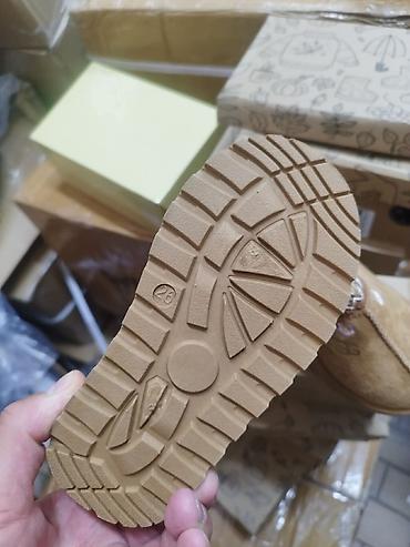 Ugg čizme: 2800 din 21-24. L — 9