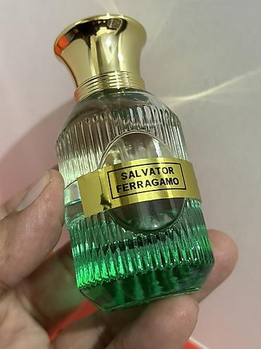 Salvator Ferragamo kişi ətiri – şüşə flakon, yaşıl rəngli maye, qızılı