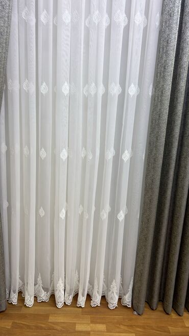 Parçalar: Ağ rəngli, nazik, şəffaf parçadır. Üzərində həndəsi naxışlar var — 10