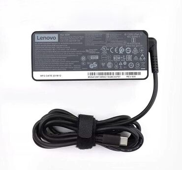 komputer adapteri: Lenovo firmasının 65W gücündə olan USB-C noutbuk adapteri. Kompakt və