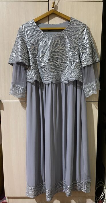 Платья: Продается нежное женское платье в голубом цвете 
Размер 50-52