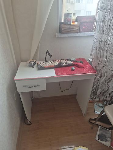 gamer stolu: Düz masa, Polkasız, Siyirməli, Sadə laminat — 1