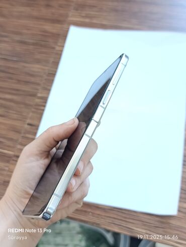 Digər mobil telefonlar: Qatlanan ağıllı telefon – kompakt “flip” dizayn - Korpus: metal — 9