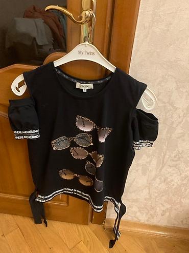 Üst geyimi: Ağ və qara zolaqlı, uzunqol qadın kardiganı. Bu kardigan açıq ön — 3