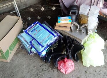 Маски медицинские: Предлагается набор различных предметов, включающий в себя защитные