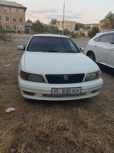 требуется машина: Белый седан Nissan Cefiro с черной решеткой радиатора и серебристыми