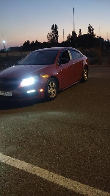 cruze led: Chevrolet Cruze sedan – qırmızı rəng, 4 qapılı, ön ötürücülü. Gecə — 2