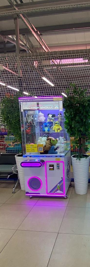 Игровой автомат «кран‑манипулятор» (claw machine) для выдачи