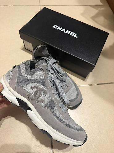 Кроссовки Chanel, серо‑графитовая палитра. - Фирменная модель с at lalafo.kg Кроссовки Chanel, серо‑графитовая палитра. - Фирменная модель с