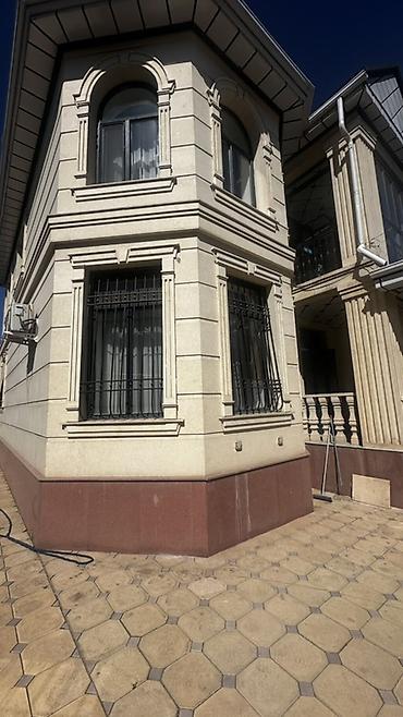 Продажа коттеджей и домов: Двухэтажный частный дом с благоустроенным двором и навесом - — 1